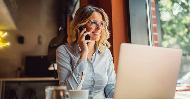 Junge Dame telefoniert