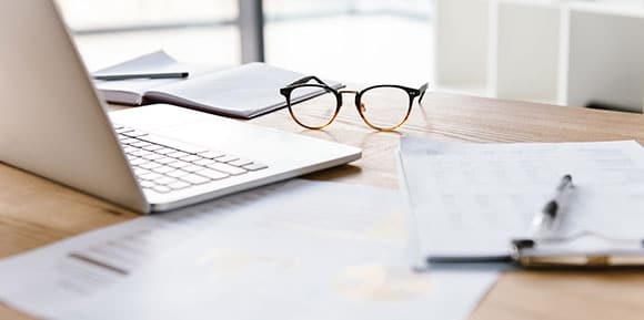 Schreibtisch mit Laptop