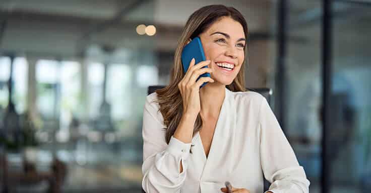 Junge Frau telefoniert